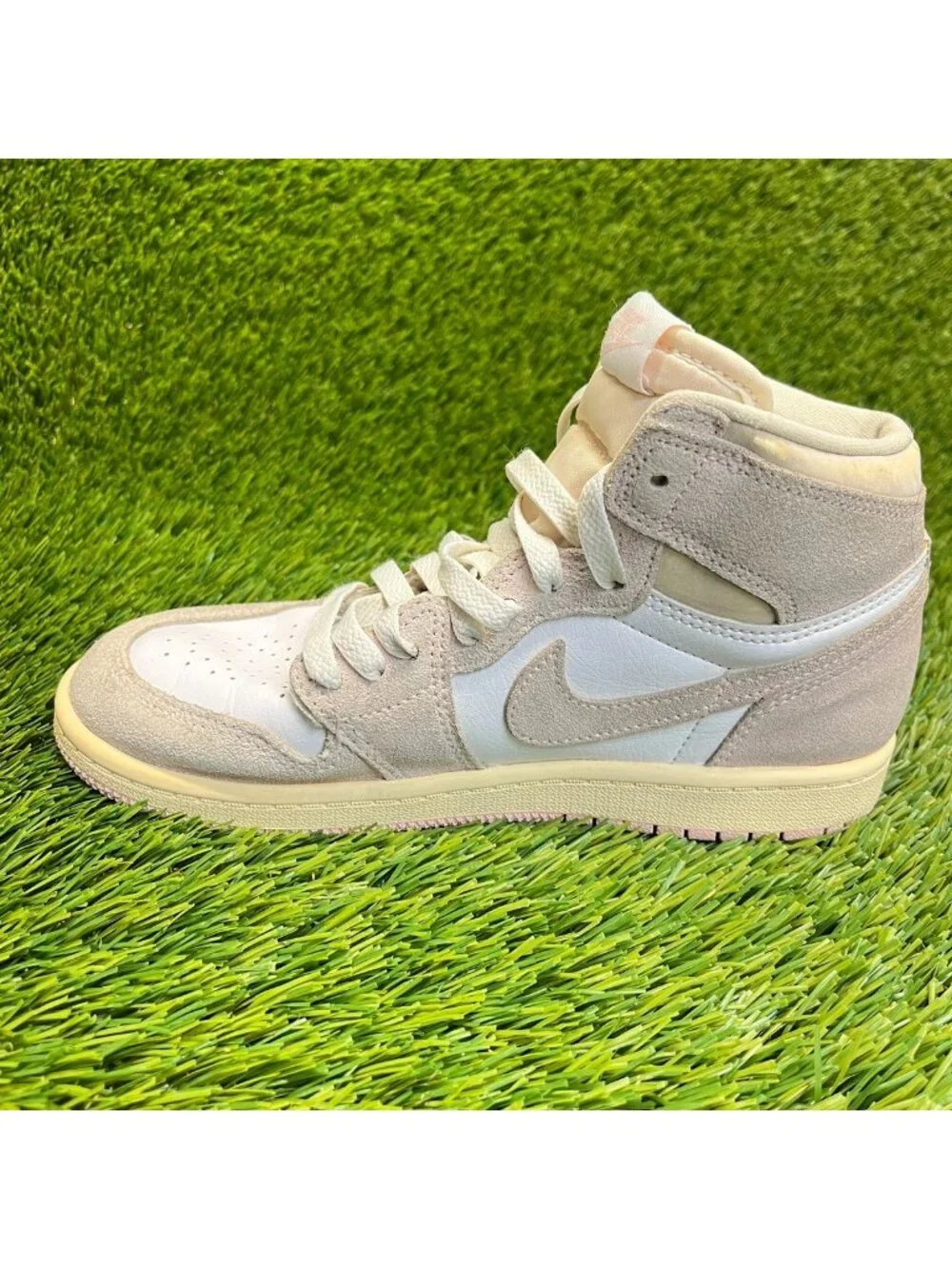 Nike Air Jordan 1 Retro High OG Girls Size 2.5Y White Athletic Shoes Sneakers